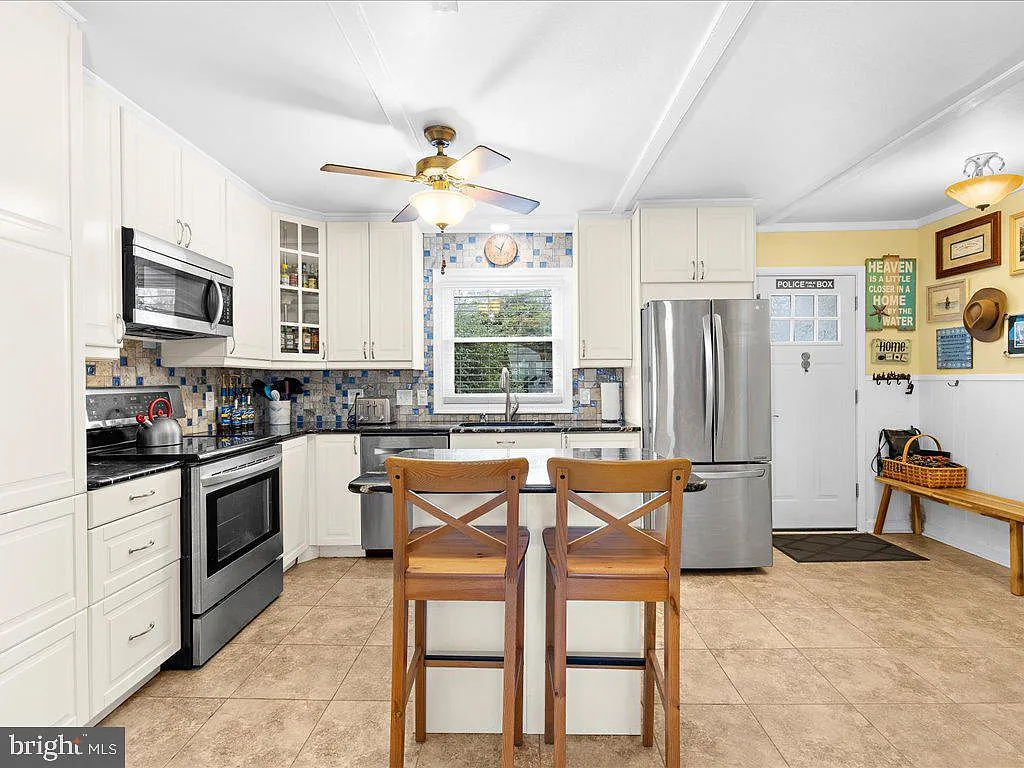 2168 Lake Dr-12