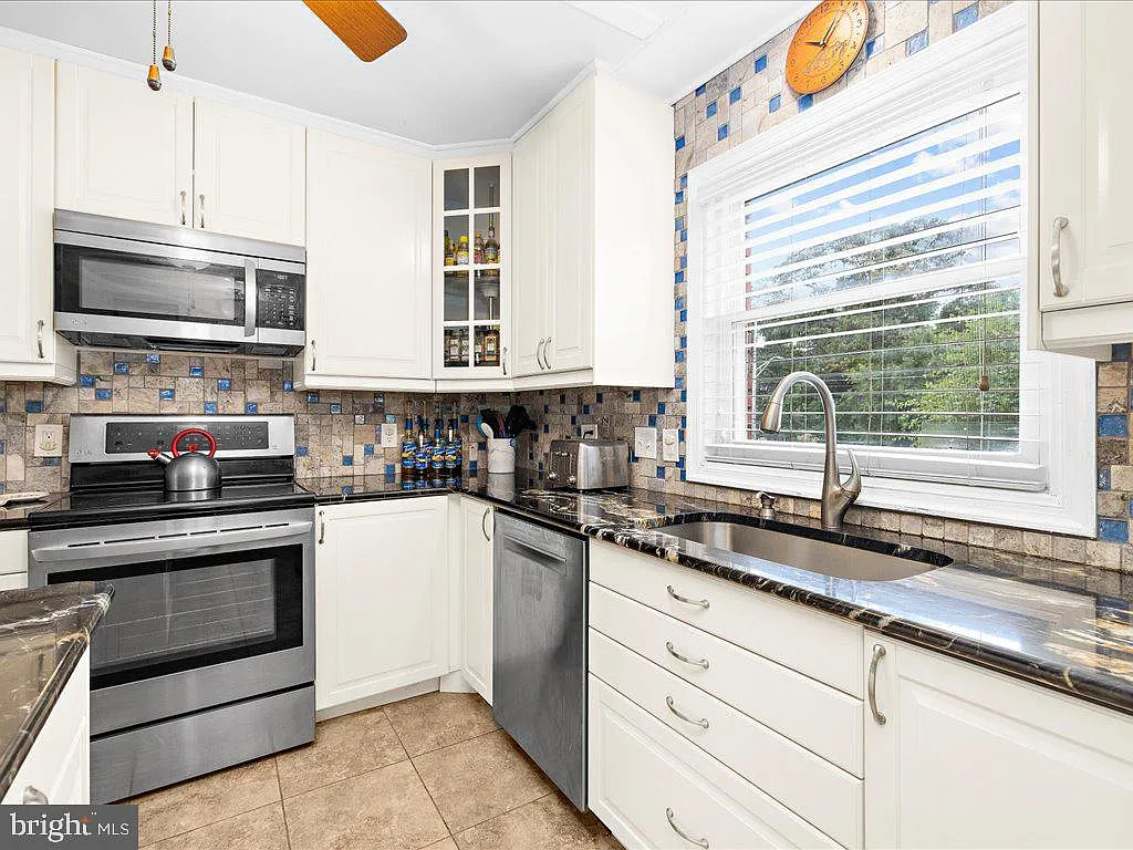 2168 Lake Dr-14