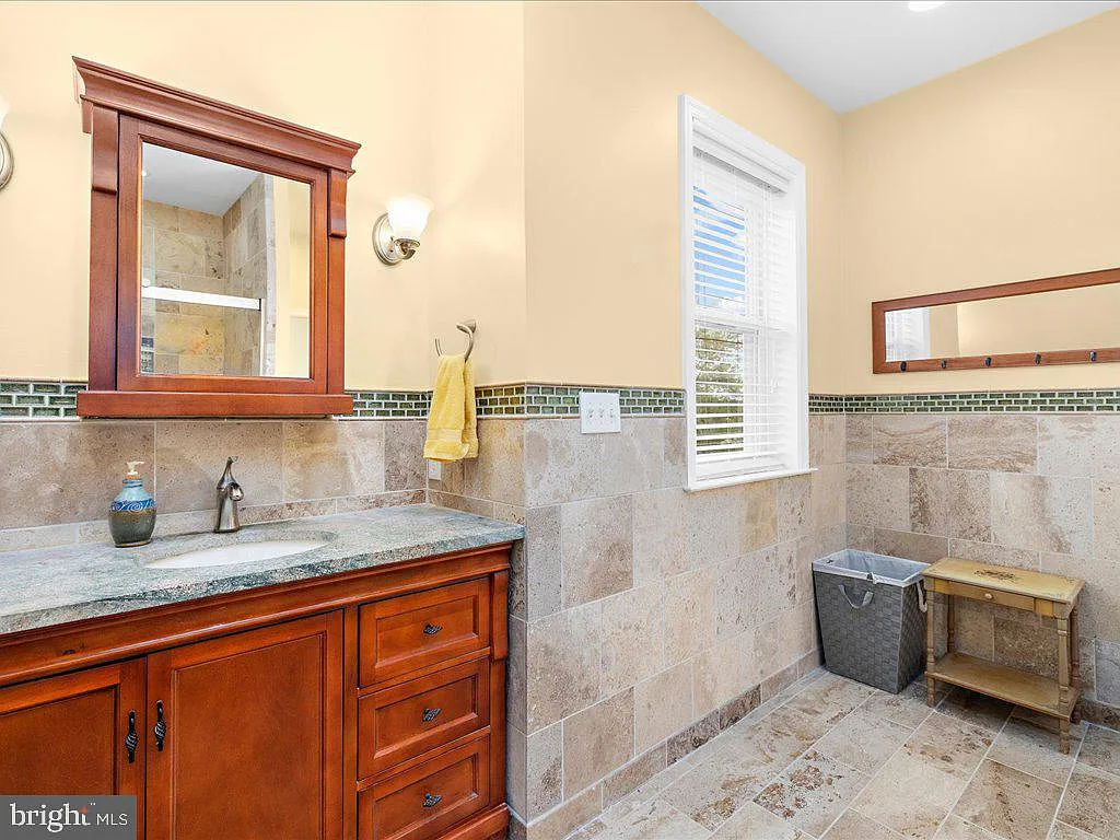 2168 Lake Dr-38
