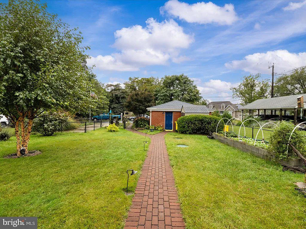 2168 Lake Dr-43