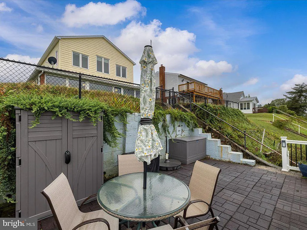 2168 Lake Dr-44