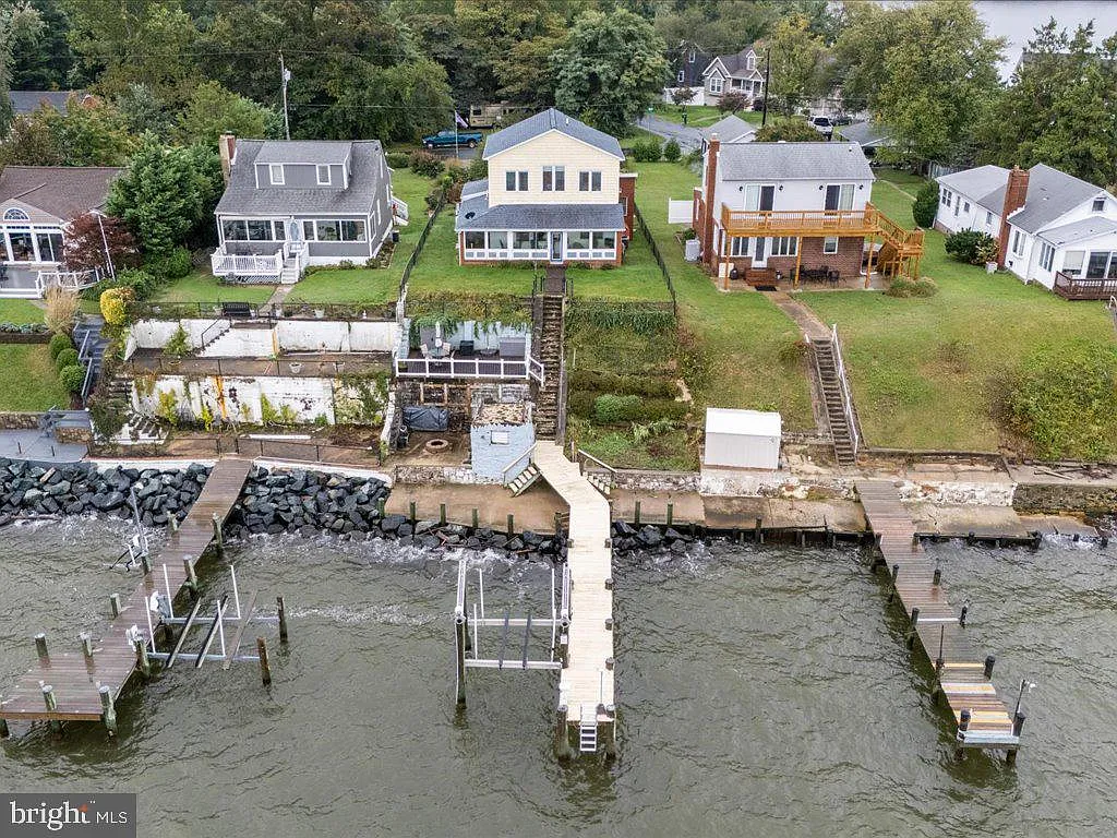 2168 Lake Dr-58