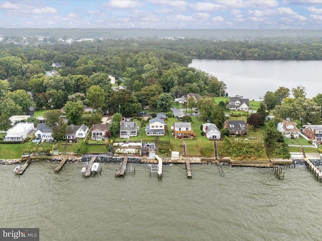 2168 Lake Dr-59