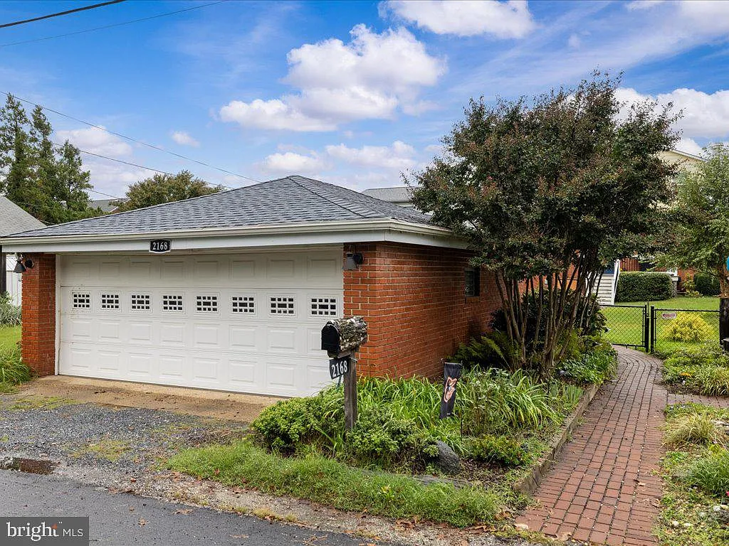 2168 Lake Dr-6