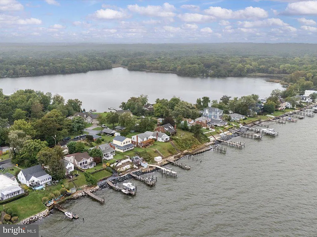 2168 Lake Dr-60
