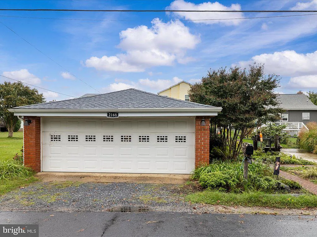 2168 Lake Dr-67