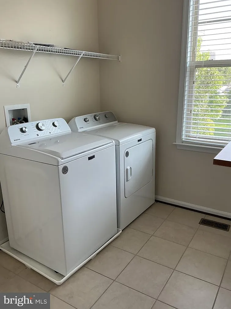 2606 Saint Nicholas Way-24