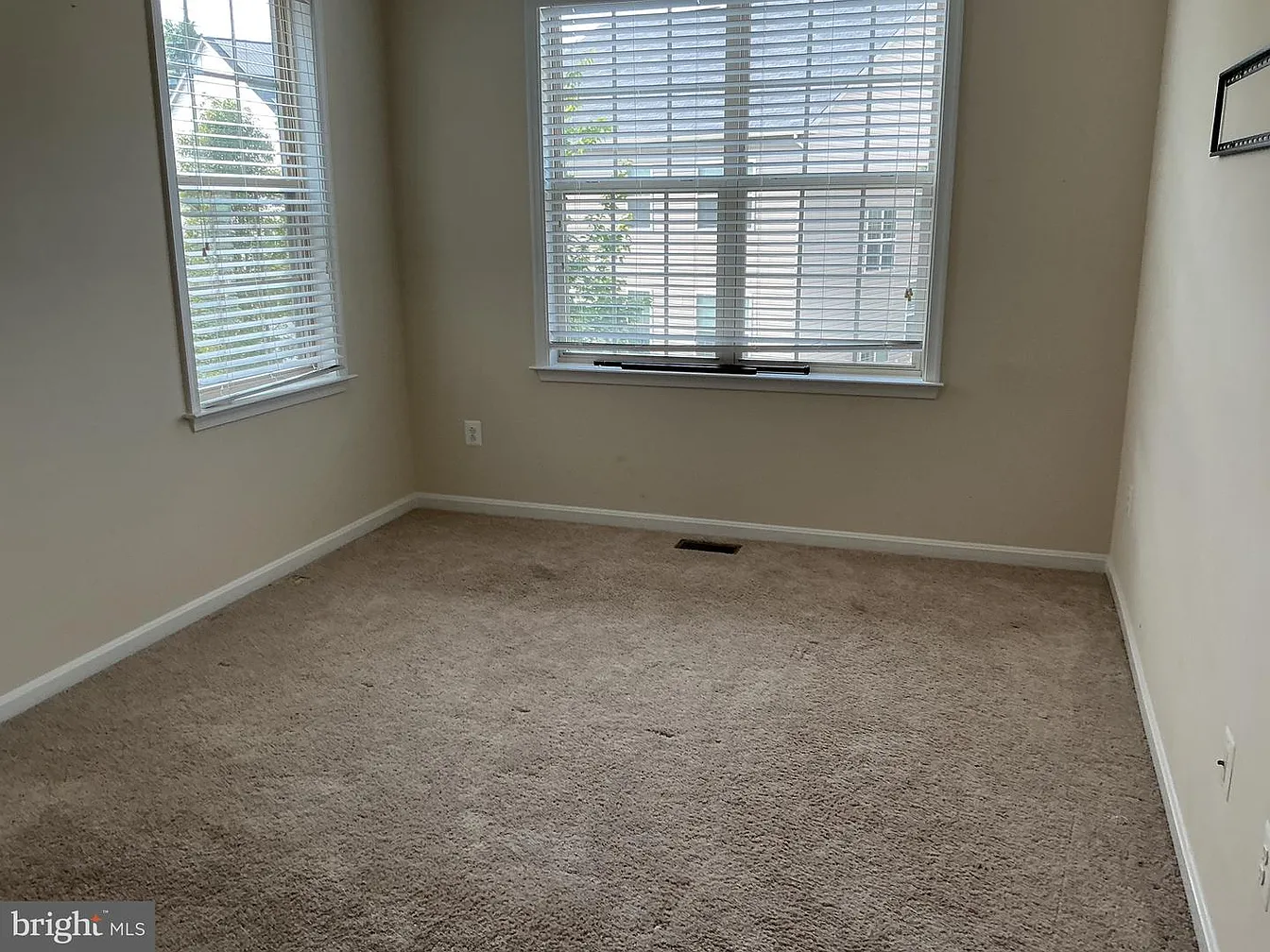 2606 Saint Nicholas Way-31
