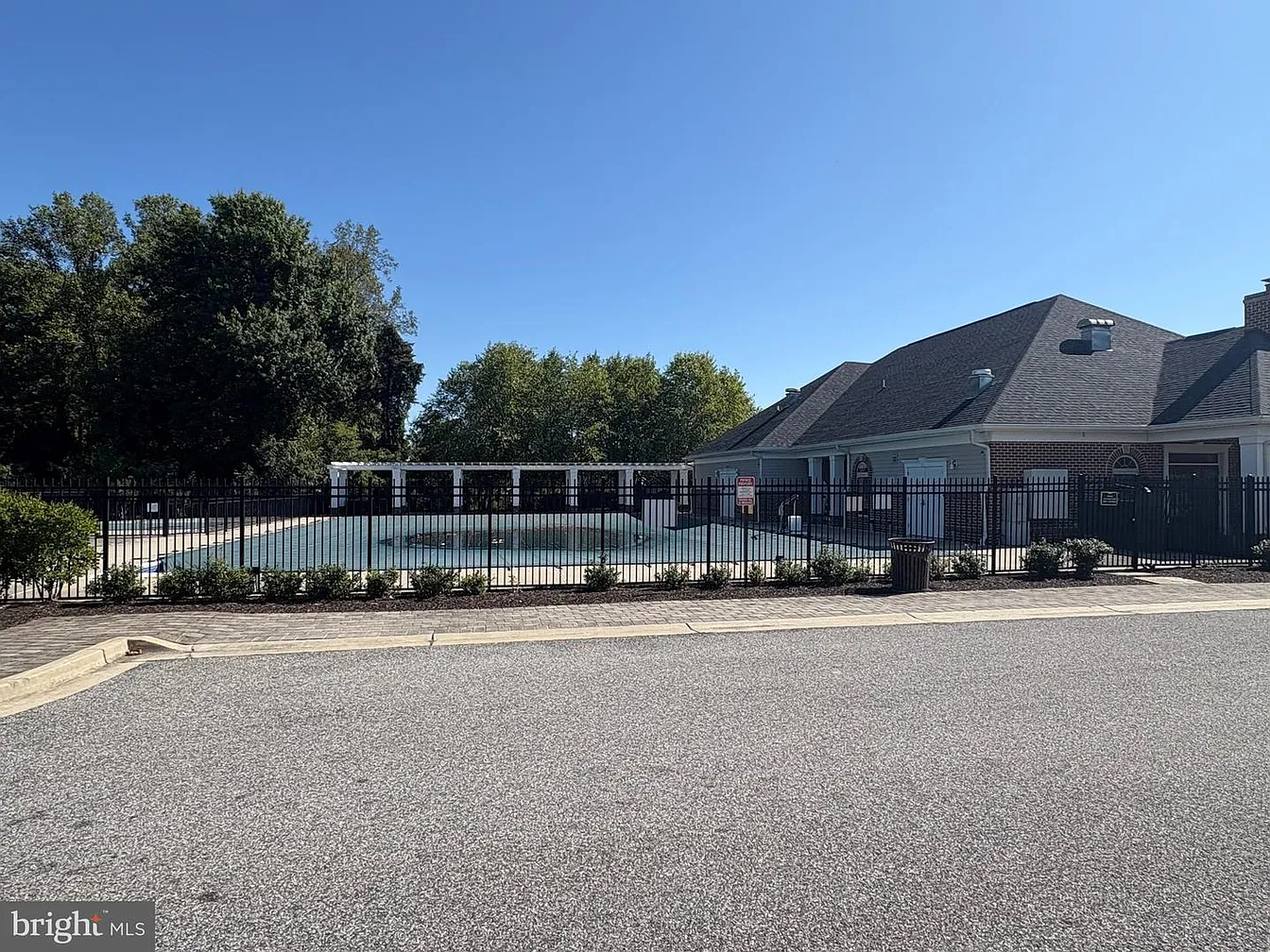 2606 Saint Nicholas Way-35