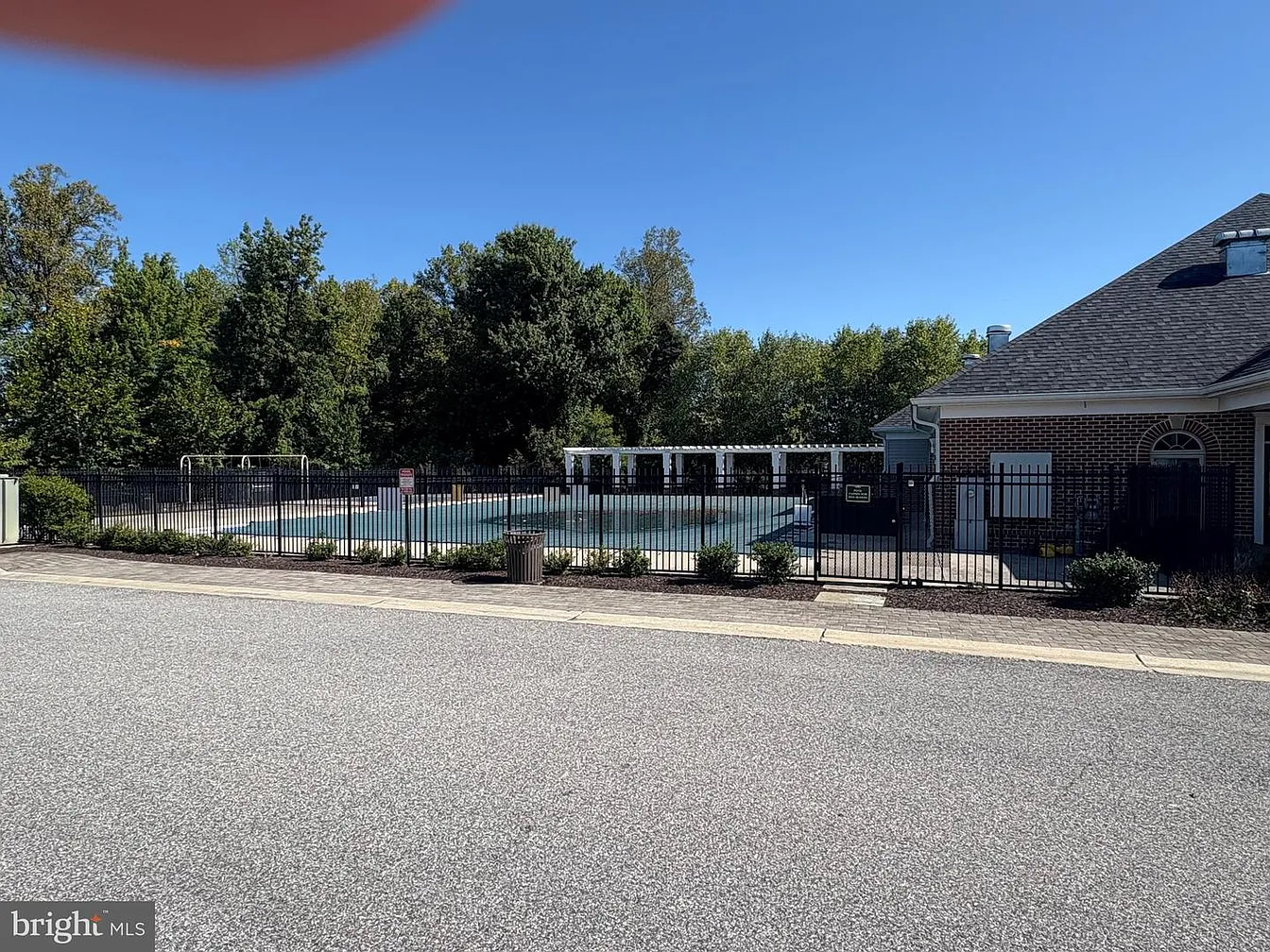 2606 Saint Nicholas Way-36