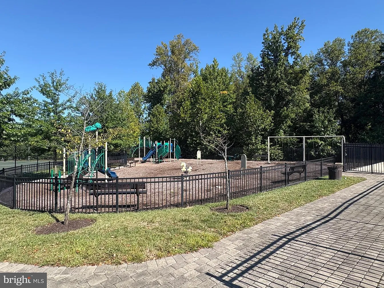 2606 Saint Nicholas Way-37