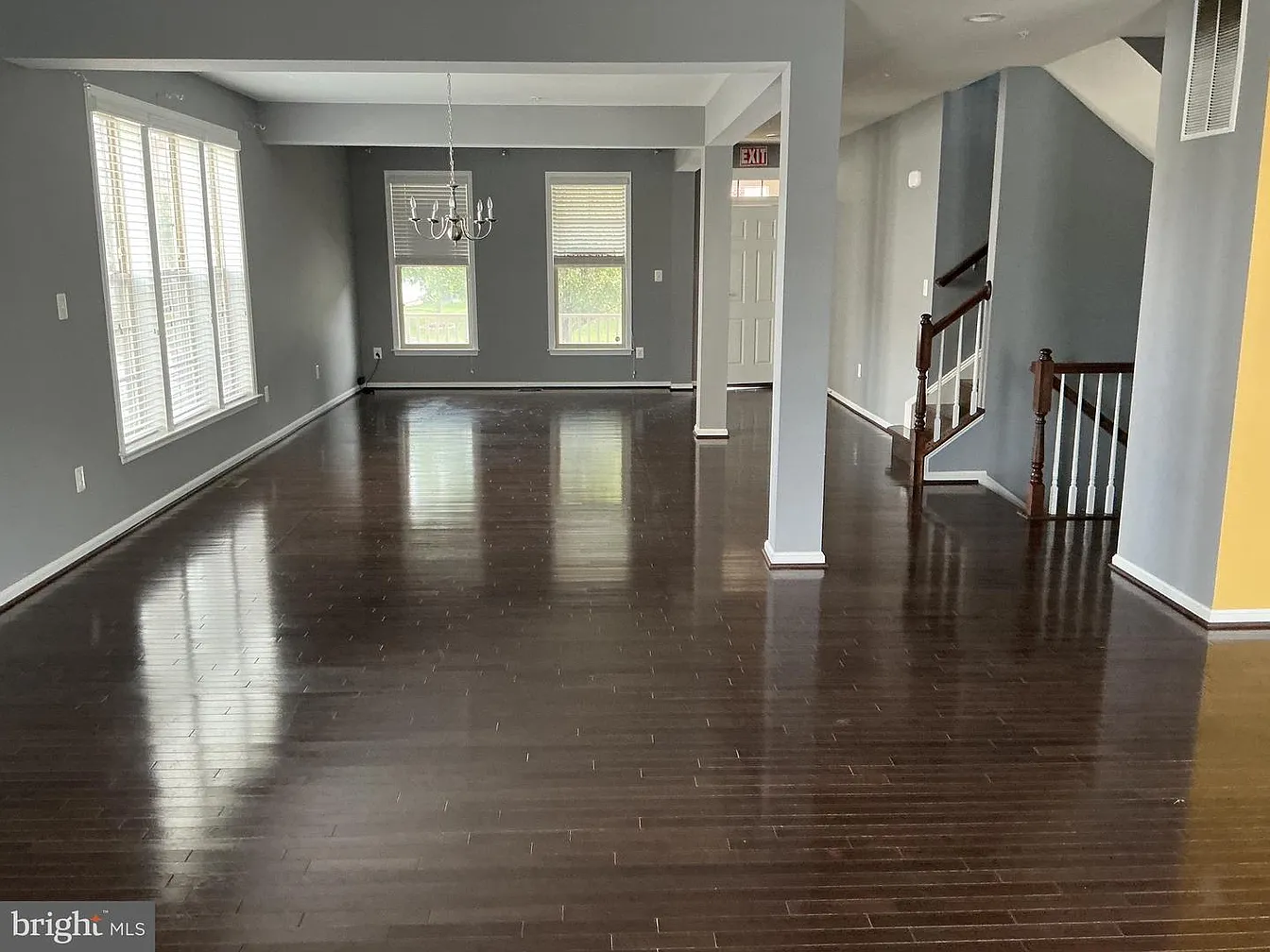 2606 Saint Nicholas Way-7